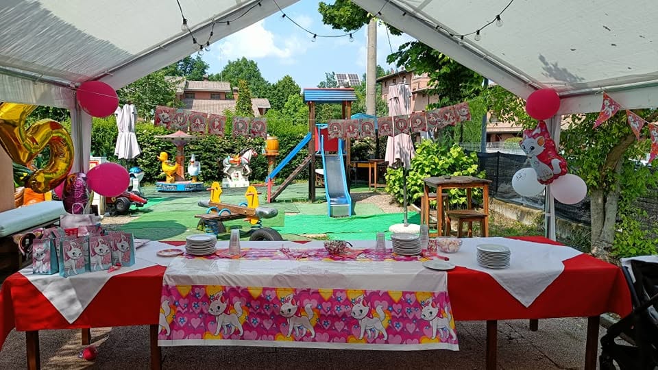 Festa di compleanno nella zona bambini del giardino, locale per bambini pet friendly a Modena