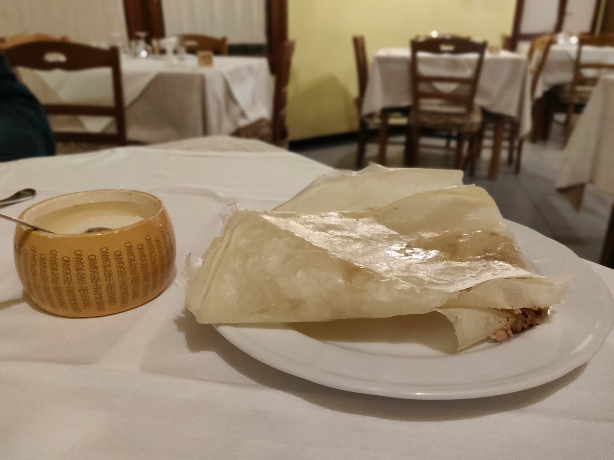 Borlengo tradizionale modenese ripiegato e servito con parmigiano reggiano