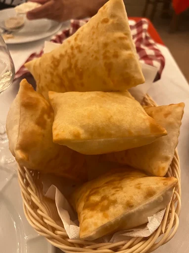 Cestino di gnocco fritto caldo, antipasto tipico modenese