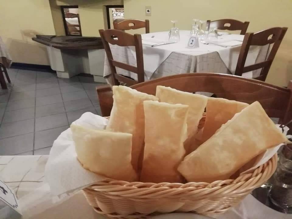 Gnocco fritto caldo servito in cestino, gnocco e tigelle, cucina tradizionale modenese