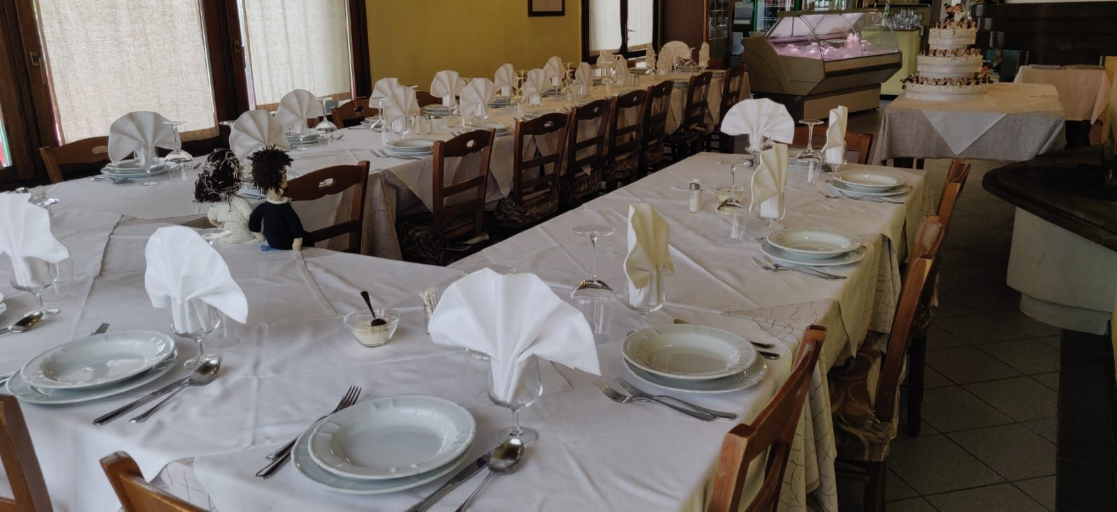 Sala apparecchiata per cerimonie con torta, ristorante per battesimi e compleanni a Modena
