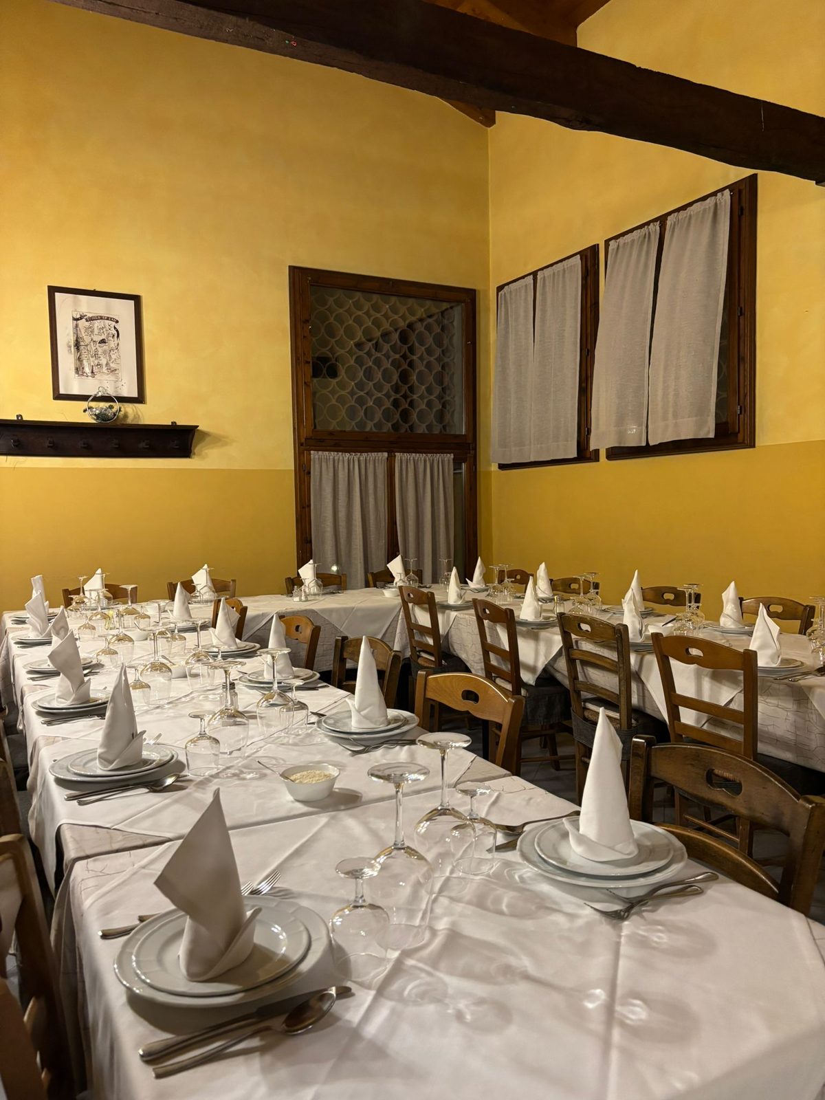 Sala interna apparecchiata per pranzi di lavoro, trattoria a Modena e Castelnuovo Rangone