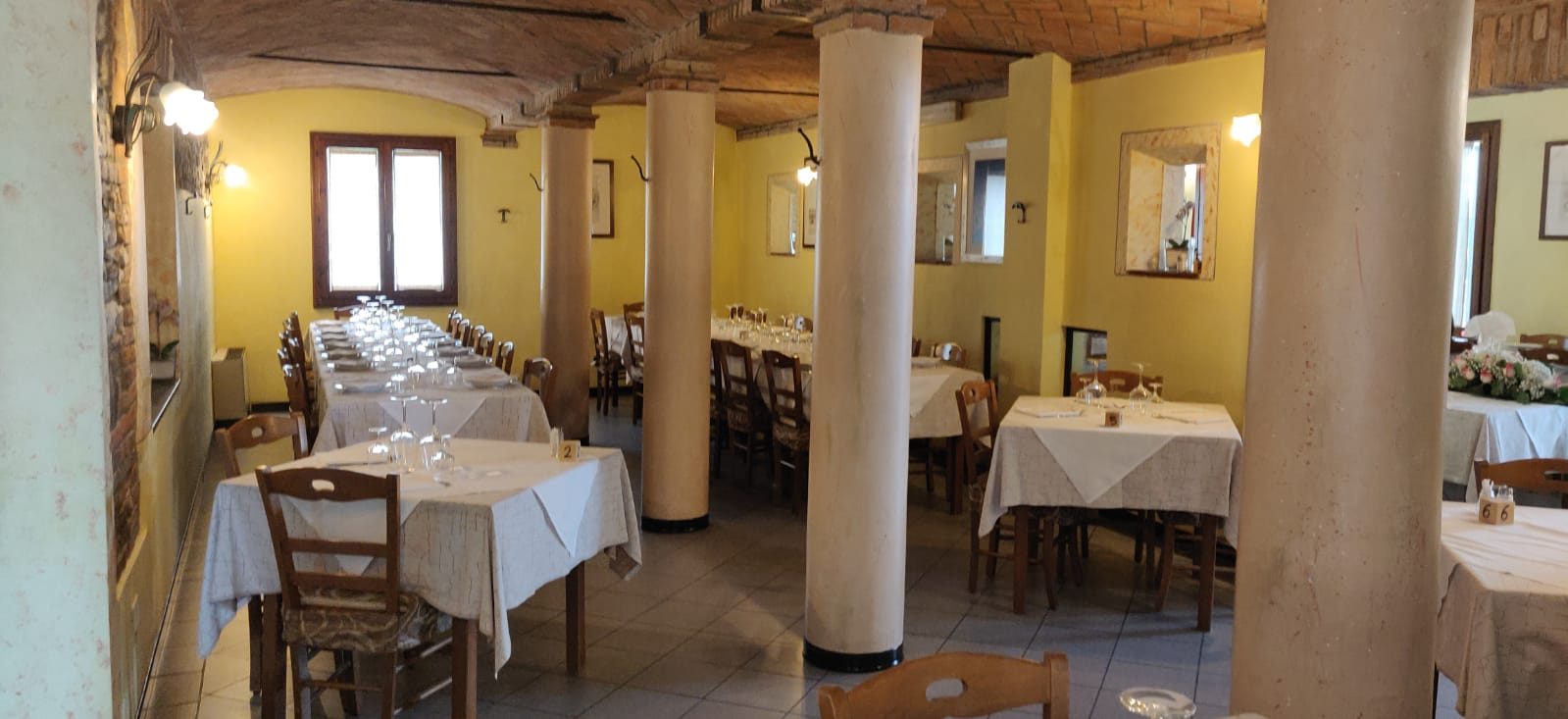 Sala riservata con volte in mattoni per cene aziendali e pranzi di lavoro vicino a Maranello
