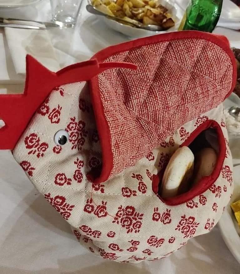 Tigelle emiliane calde appena sfornate, cucina tradizionale modenese