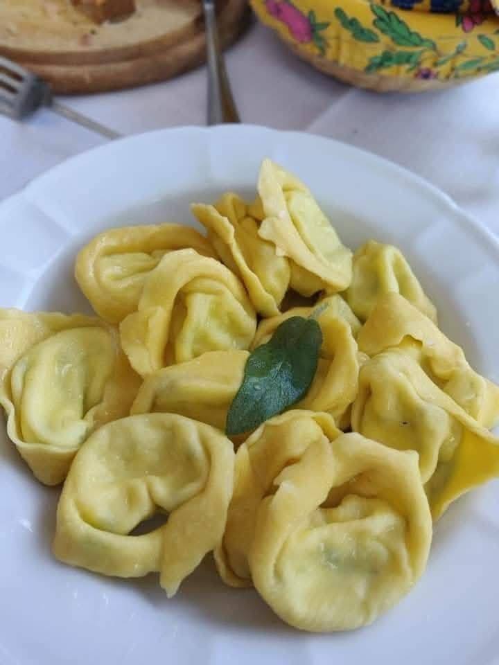 Tortellini fatti in casa burro e salvia, tradizione modenese