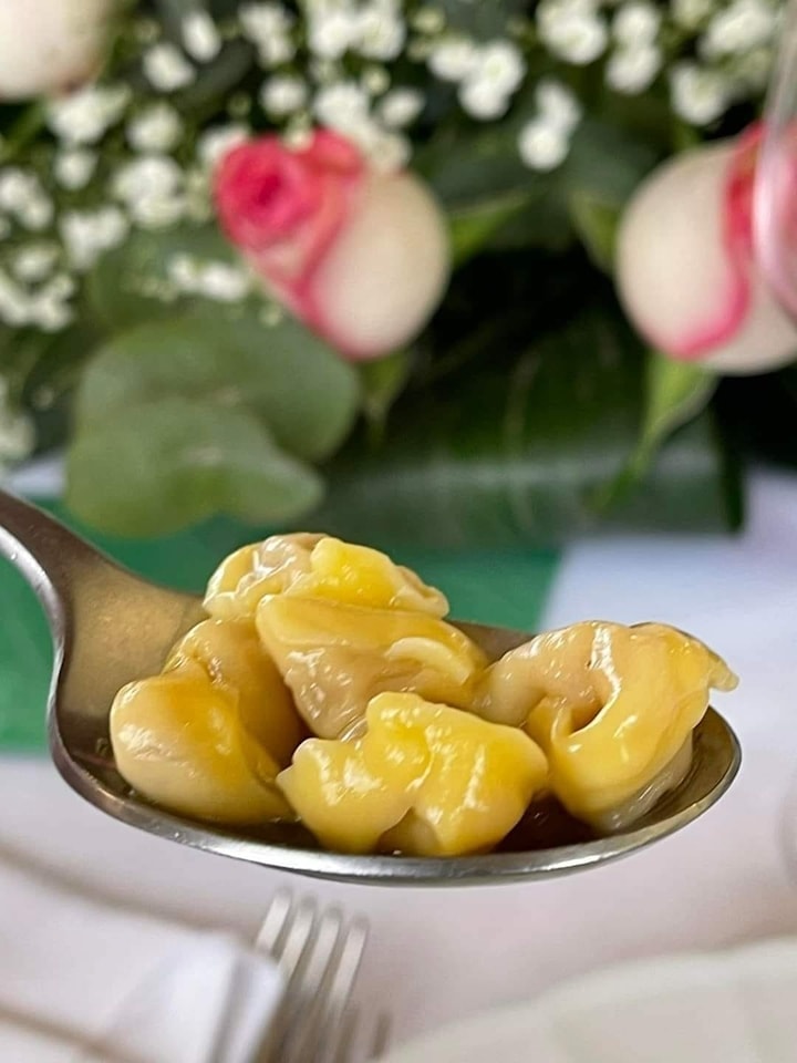 Tortellini modenesi in degustazione su cucchiaio, tradizione di Modena