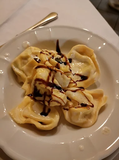 Tortelloni fatti in casa con crema e riduzione di aceto balsamico