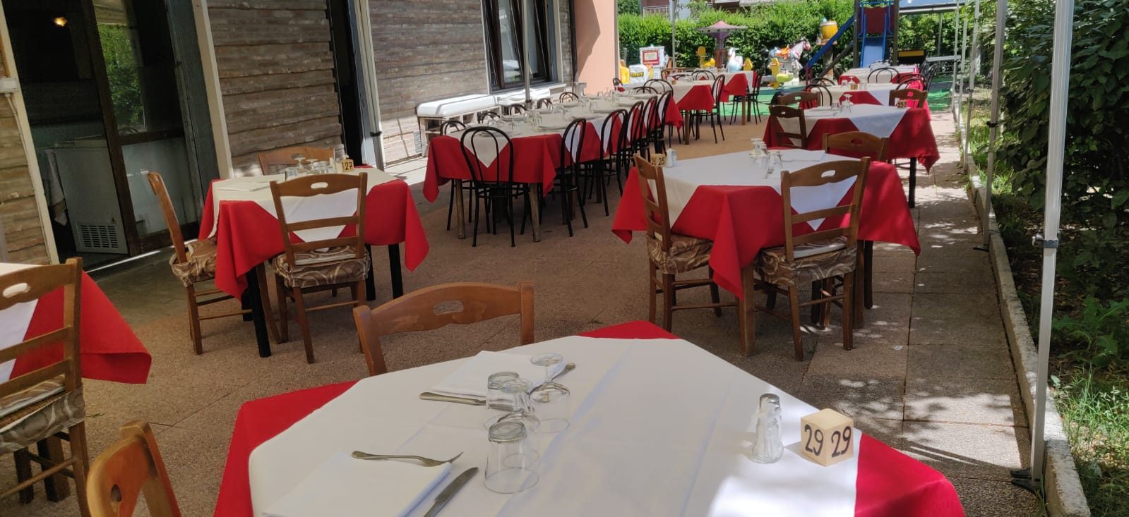 Veranda estiva con tavoli all'aperto, ristorante con spazio estivo a Castelnuovo Rangone, Modena